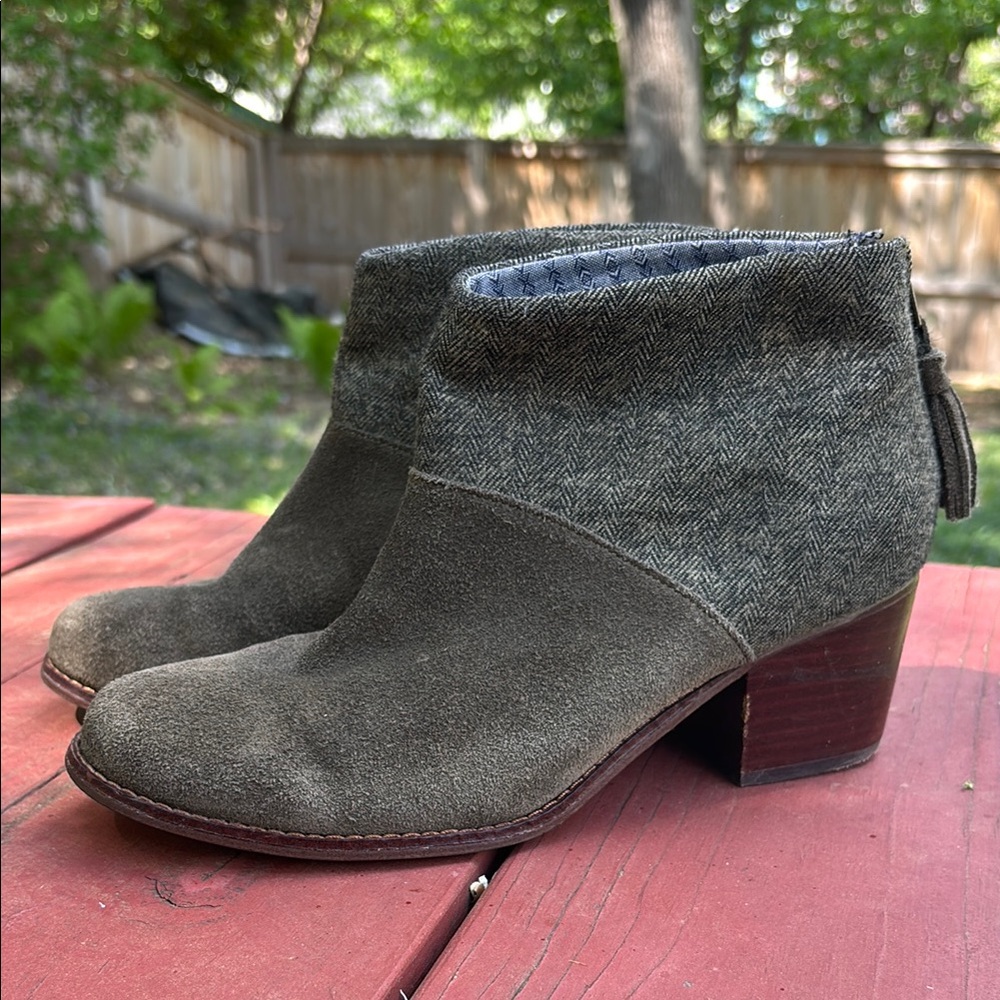 Toms green suede ankle booties -great condition! 7.5